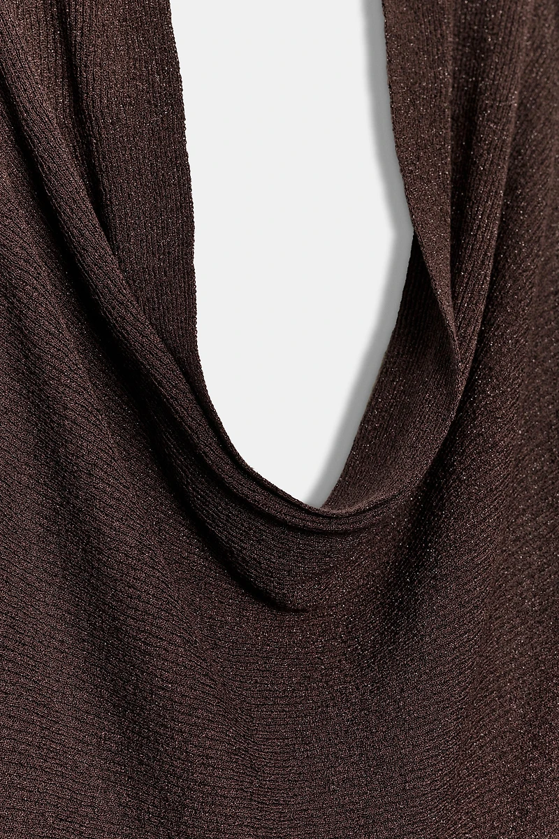 TOP HALTER EN MAILLE CÔTELÉE ET FIL MÉTALLISÉ