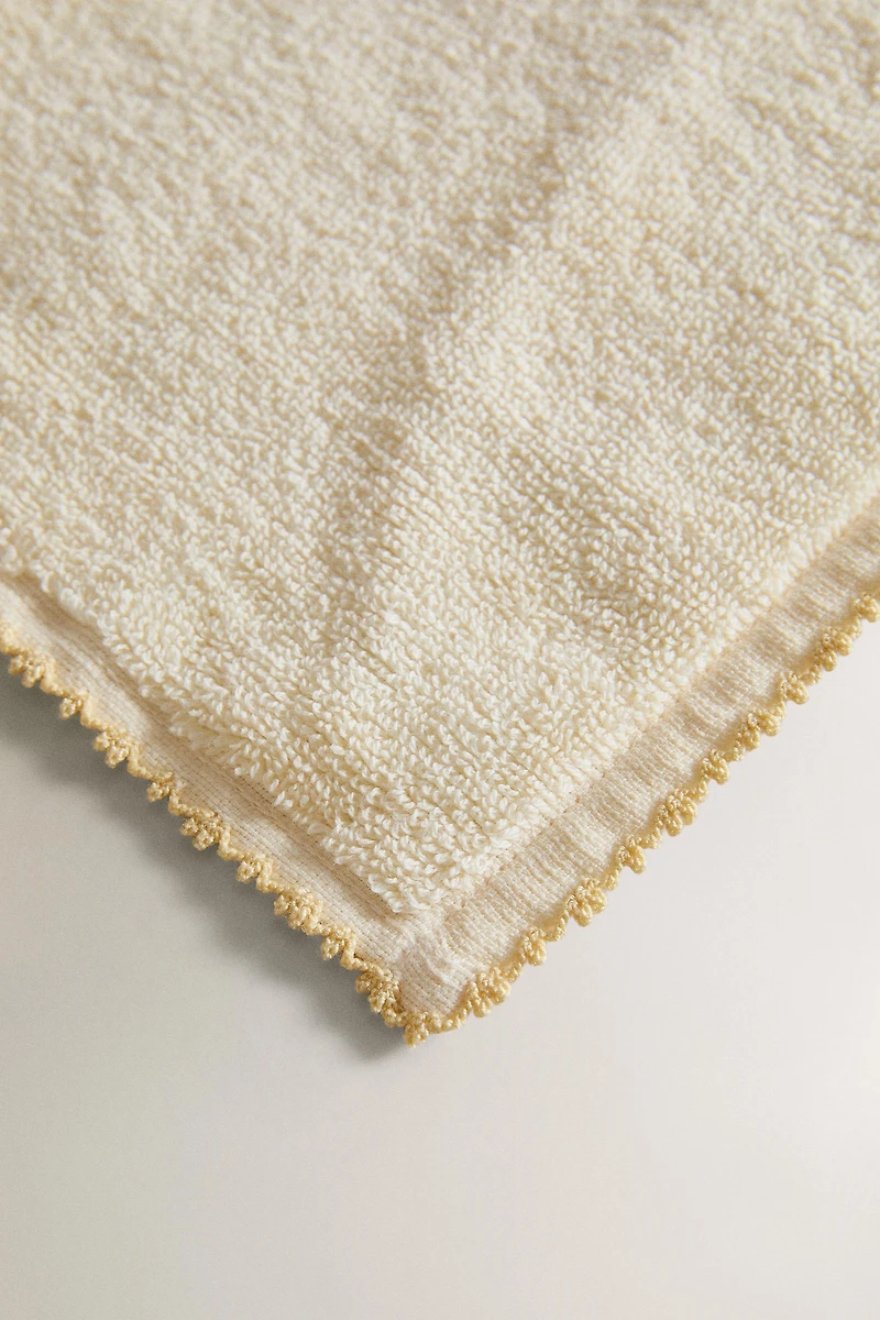 BATH TOWEL WITH TRIM DETAIL