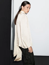 Flowing blouse with tie