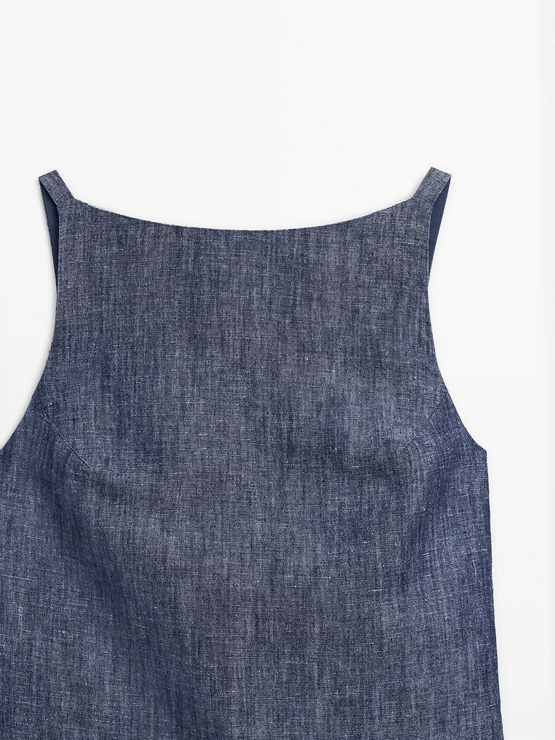 Short dress with low-cut back