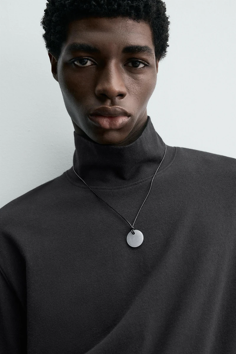 T-SHIRT À COL CHEMINÉE