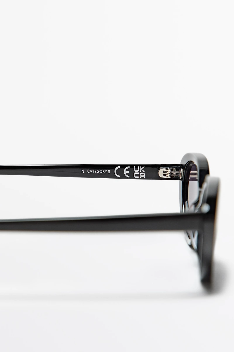 Lunettes de soleil étroites