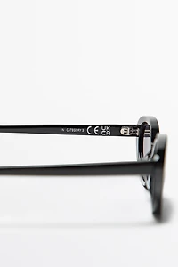 Lunettes de soleil étroites
