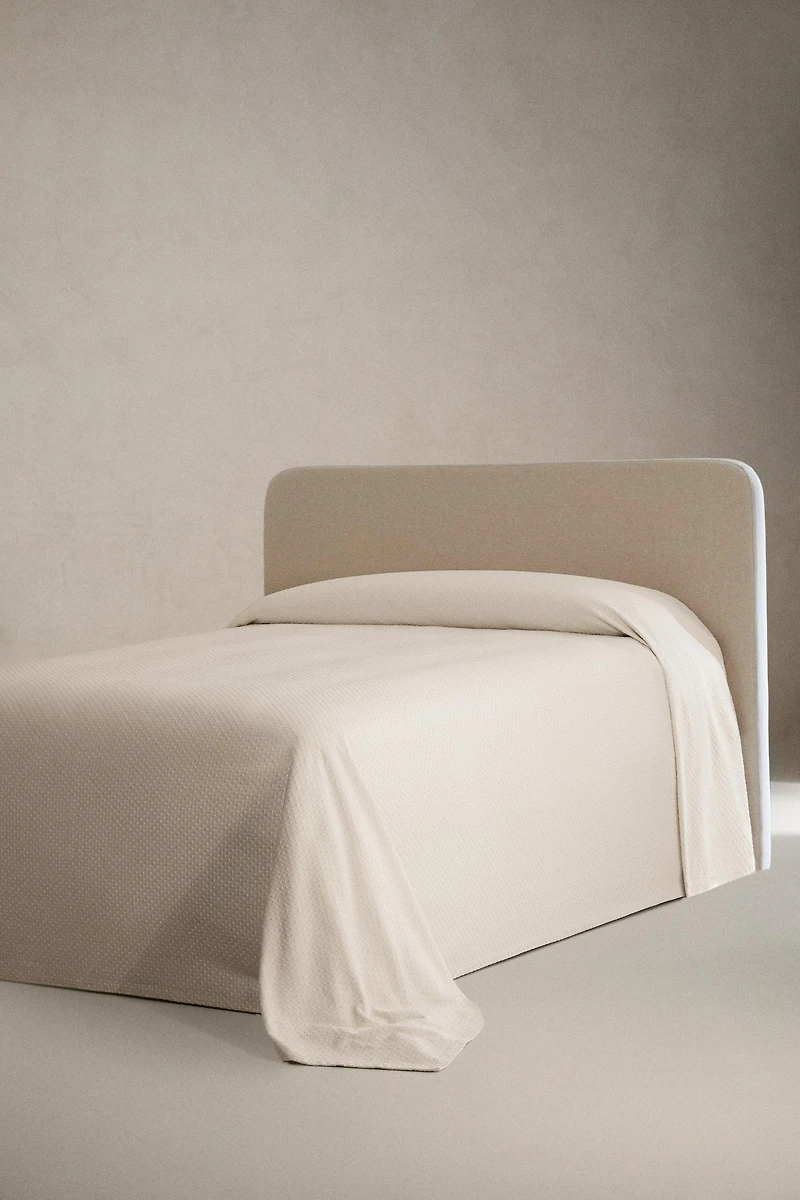 BEDSPREAD WITH POLKA DOT DESIGN
