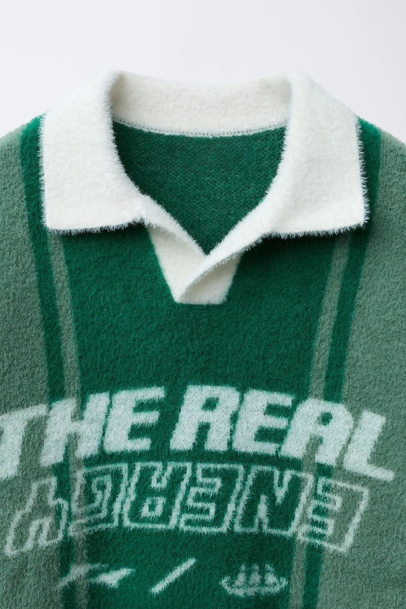 PULL POLO EN MAILLE EFFET FOURRURE AVEC INSCRIPTION