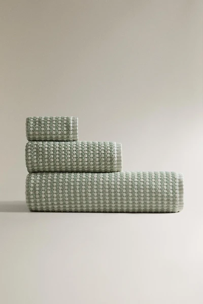 TEXTURED COTTON BATH TOWEL