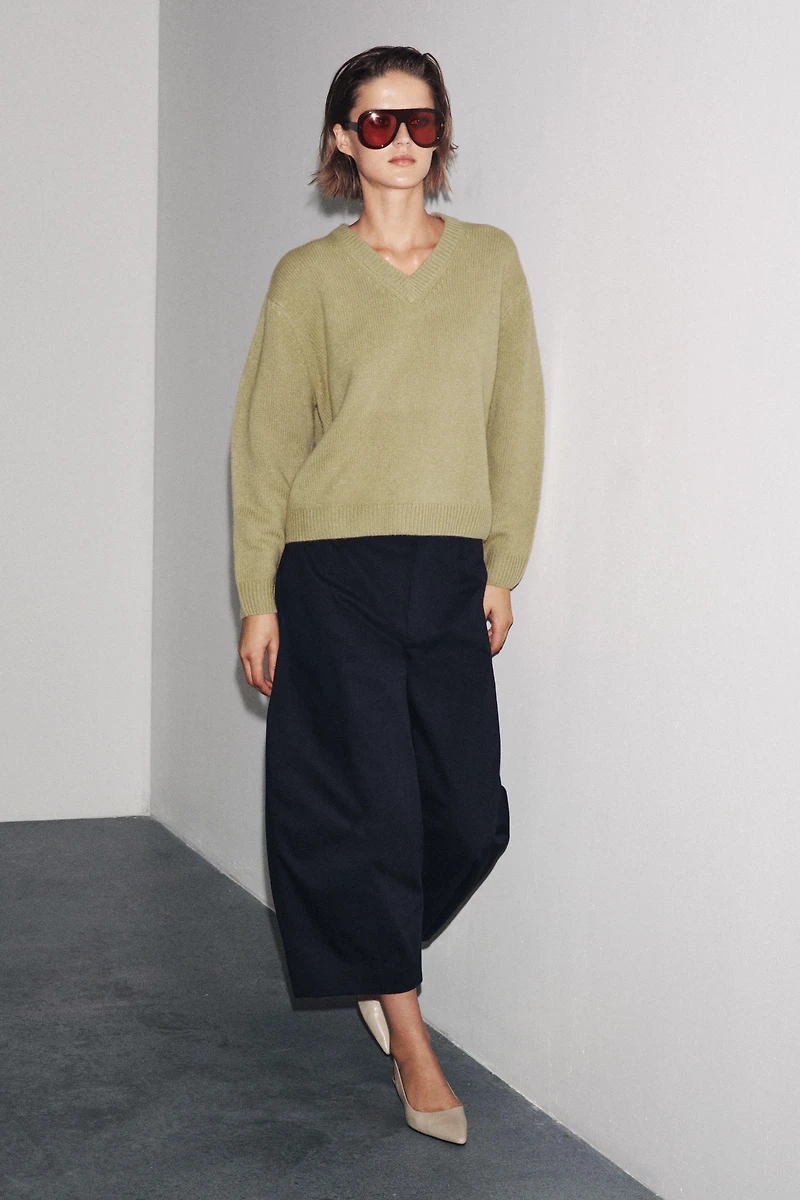 PULL BASIQUE EN MAILLE 100 % LAINE COL V