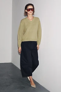 PULL BASIQUE EN MAILLE 100 % LAINE COL V