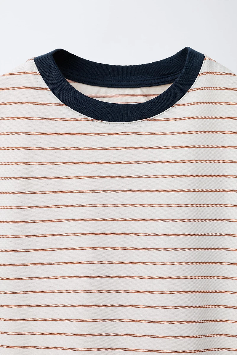 T-SHIRT À RAYURES AVEC COL EN CONTRASTE