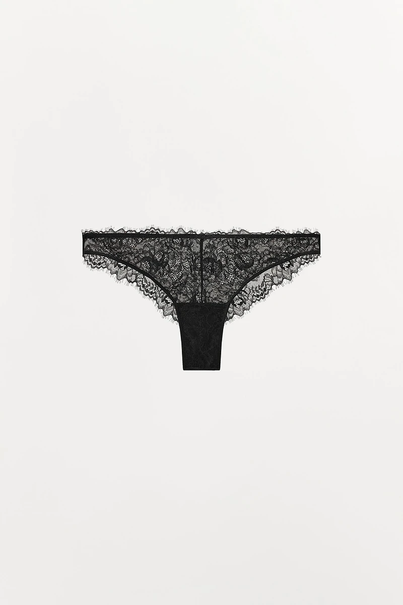 CULOTTE EN DENTELLE