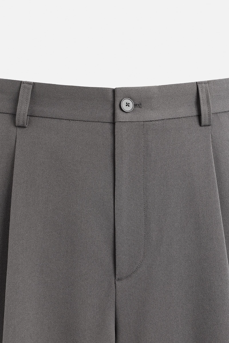 PLEATED RELAXED FIT SHORTS