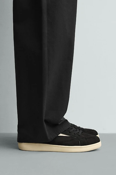 RETRO STYLE SNEAKERS