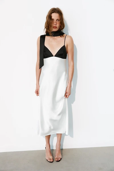 ROBE STYLE LINGERIE EN MATIÈRES VARIÉES AVEC FOULARD