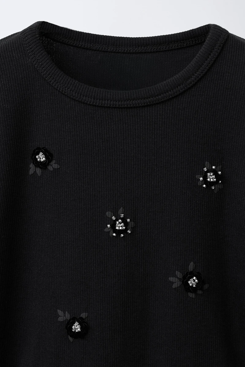 FLOWER APPLIQUÉ T-SHIRT