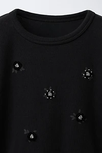 FLOWER APPLIQUÉ T-SHIRT