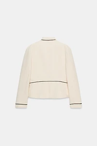 VESTE AJUSTÉE À LISERÉS EN CONTRASTE
