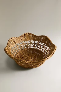 RATTAN BASKET WITH A SCALLOPED EDGE