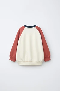 SWEAT À MANCHES RAGLAN ET ÉTIQUETTE