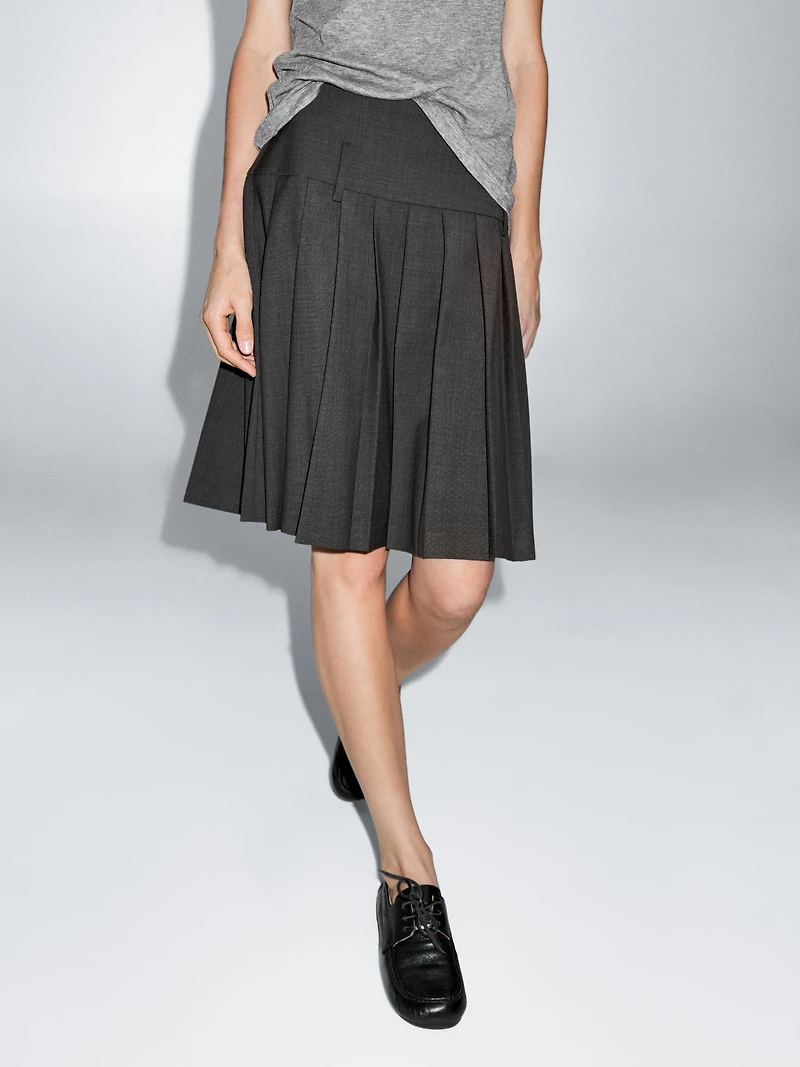 Jupe courte plissée taille large