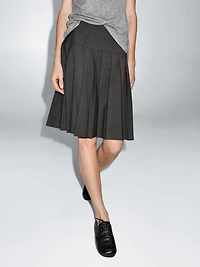 Jupe courte plissée taille large