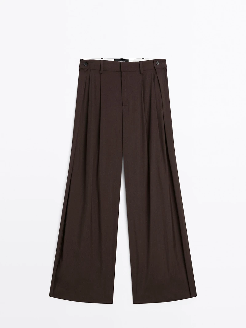 Flowing trousers with darts