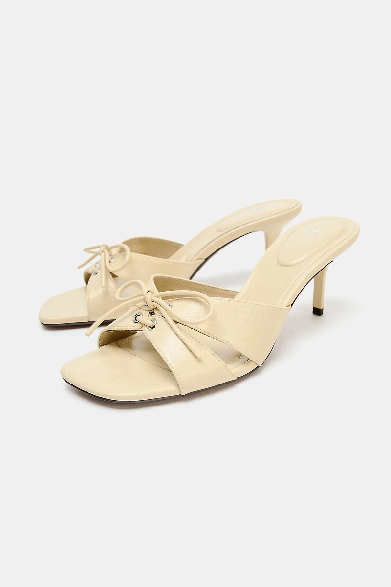 SANDALES À TALONS AVEC DÉTAIL LACETS