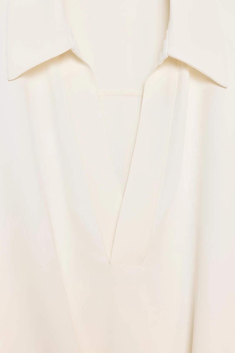 CHEMISE À PLIS ET BAS ASYMÉTRIQUE