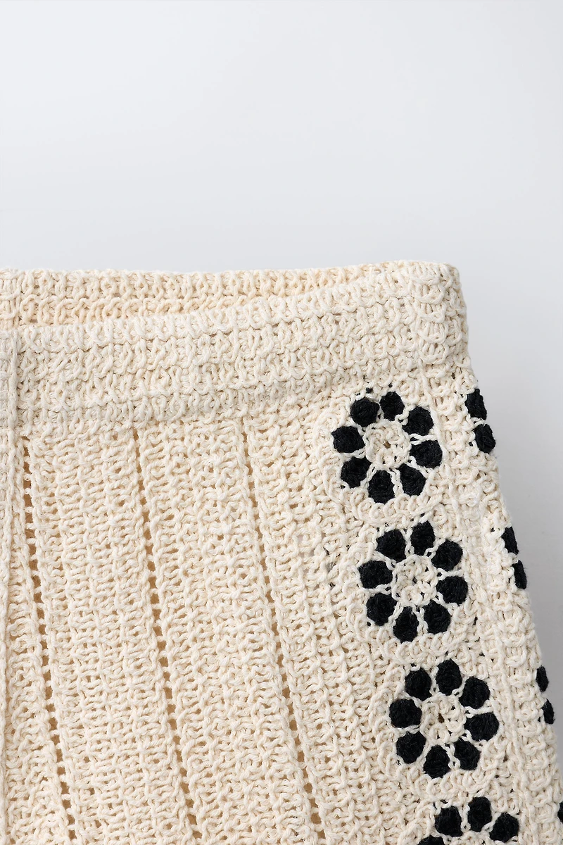 KNIT CROCHET FLORAL SHORTS