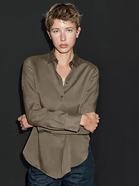 Flowing shirt with collar