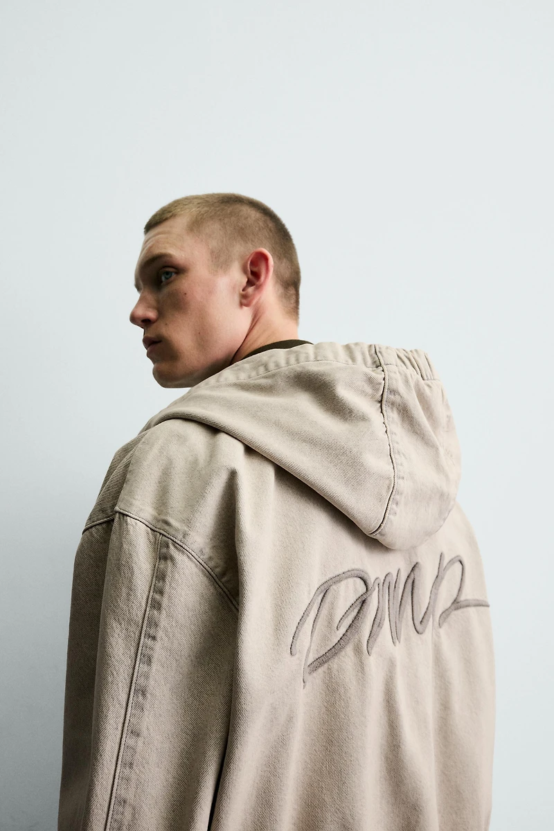 VESTE EN JEAN À CAPUCHE BRODÉE