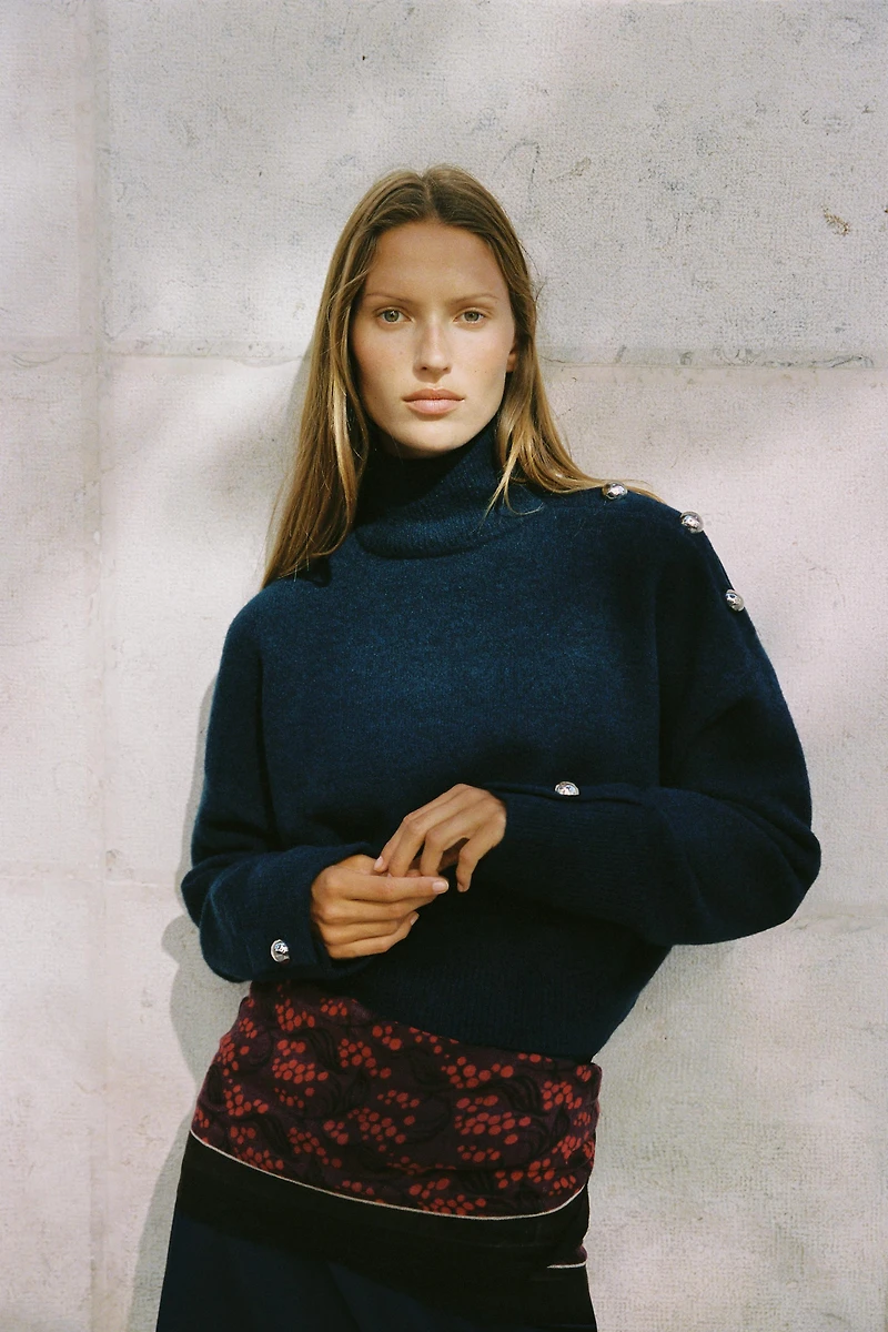 PULL EN MAILLE DOUCE À BOUTONS