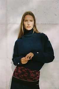 PULL EN MAILLE DOUCE À BOUTONS