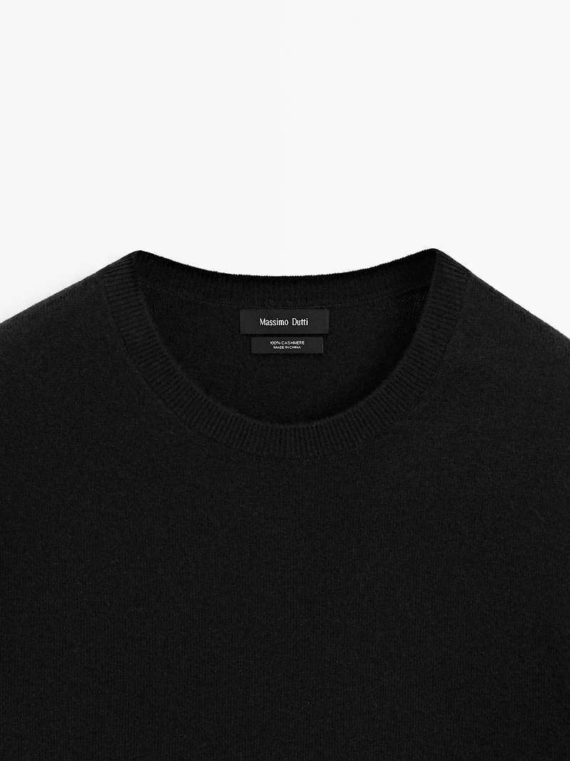 Cashmere knit sweater with a crew neck