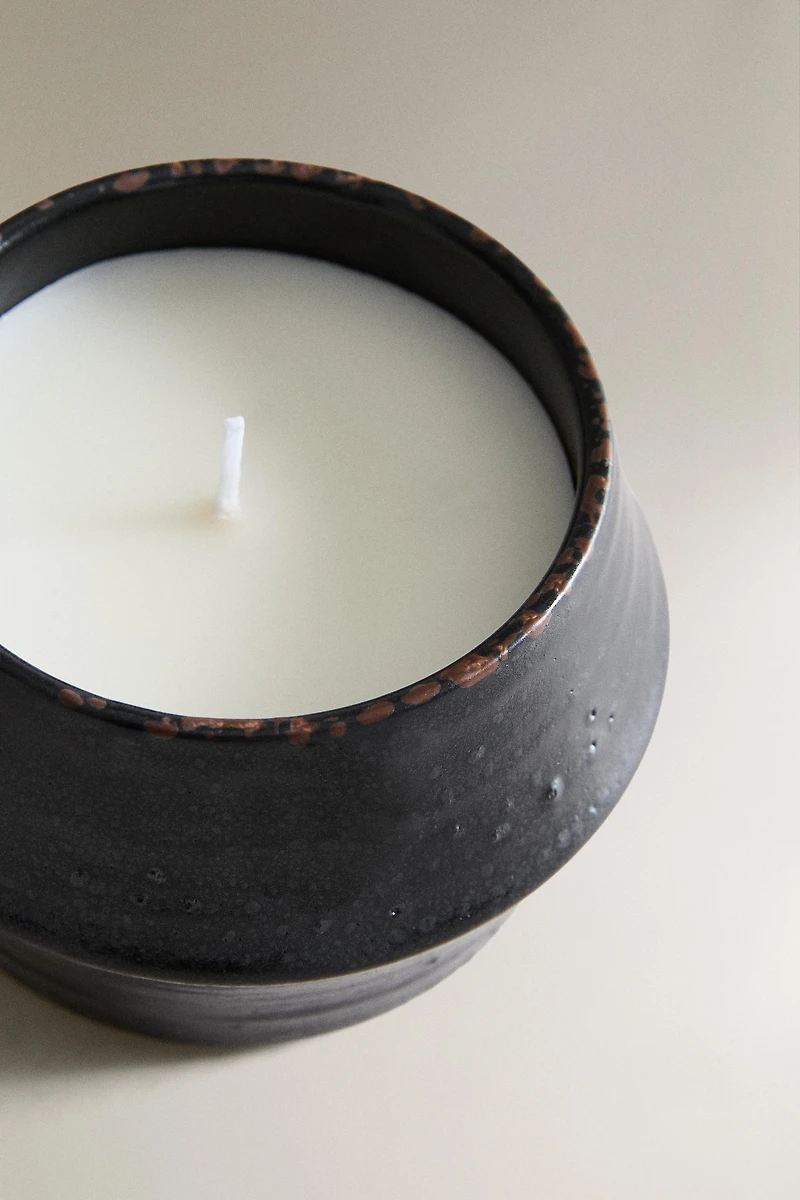 G) AMBER VANILLA SCENTED CANDLE
