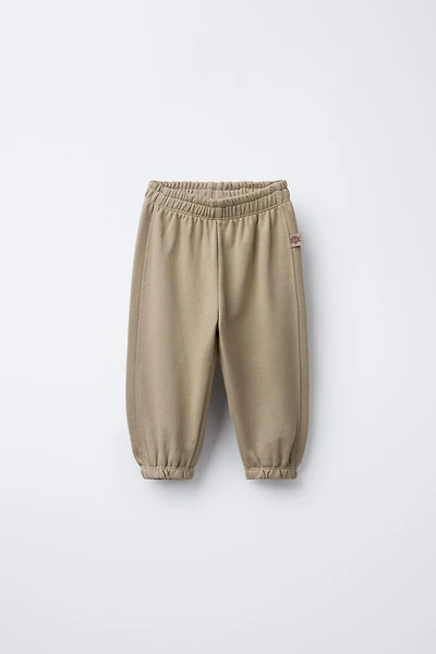 LOT DE DEUX PANTALONS JOGGING EN MOLLETON AVEC ÉTIQUETTE