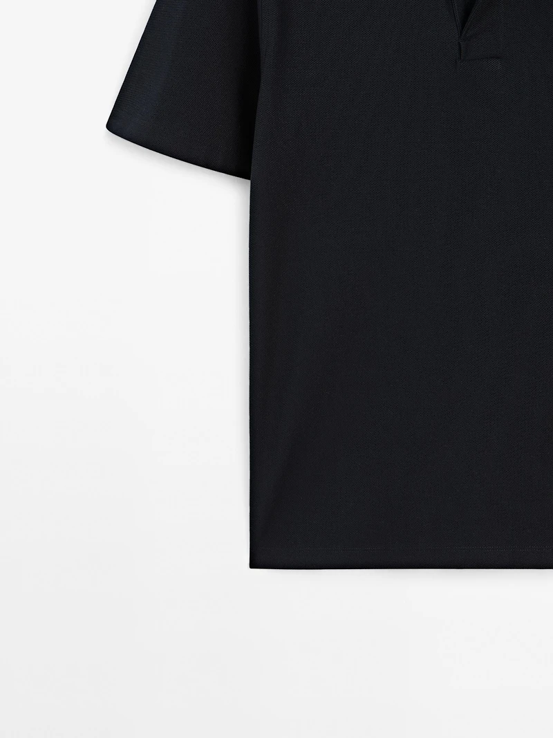 Polo texturé bouton dissimulé