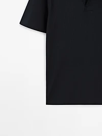 Polo texturé bouton dissimulé