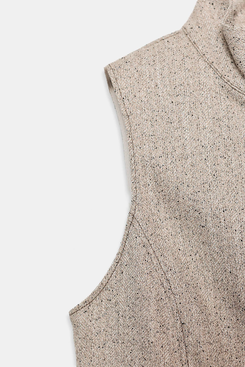 SLEEVELESS HIGH COLLAR TOP