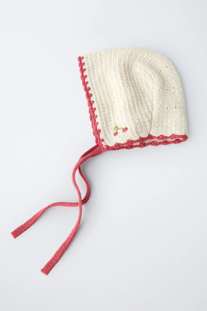 BONNET EN MAILLE CERISES BRODÉES