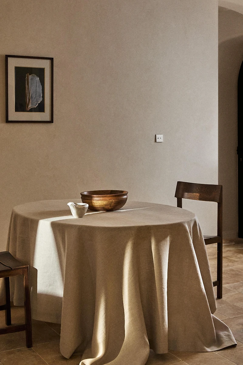 PLAIN-COLOURED LINEN TABLECLOTH