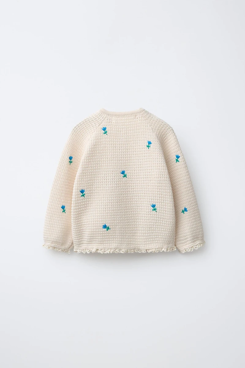 GILET EN MAILLE TEXTURÉE À FLEURS BRODÉES ET DENTELLE