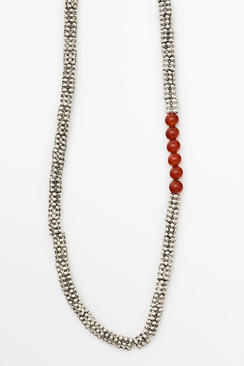 Collier à perles contrastantes