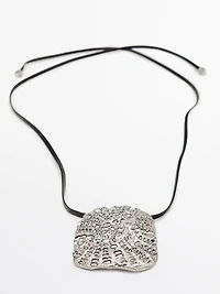 Collier médaillon texturé