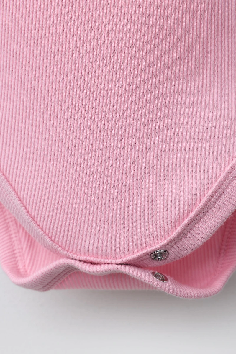 LOT DE CINQ BODYS SANS MANCHES BRODERIE SUISSE