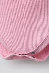 LOT DE CINQ BODYS SANS MANCHES BRODERIE SUISSE