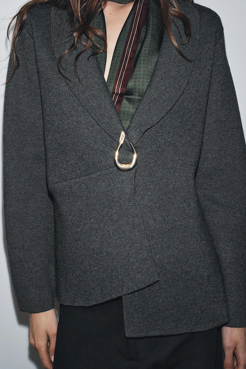 KNIT BLAZER WITH BROOCH