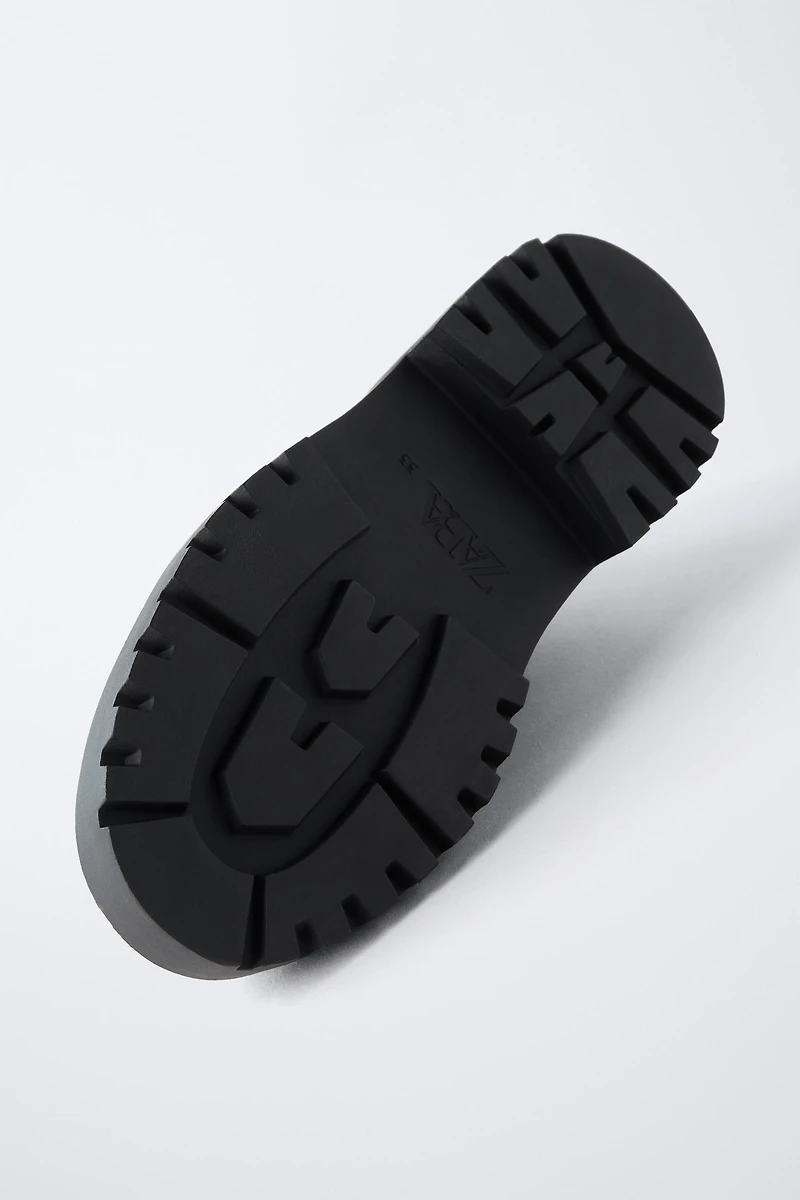 BOTTINES À LACETS ET CHARMS