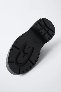 BOTTINES À LACETS ET CHARMS