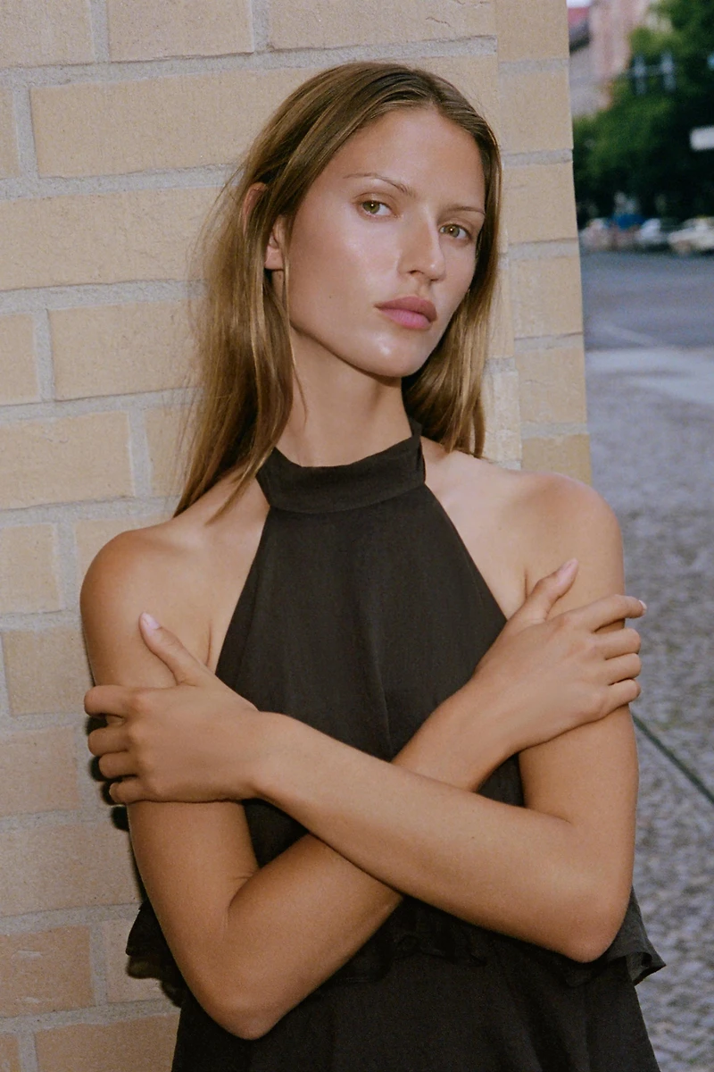 ROBE COURTE À VOLANTS