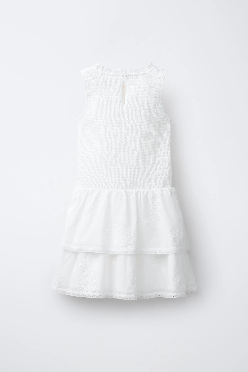 ROBE À VOLANTS ET FLEURS BRODÉES